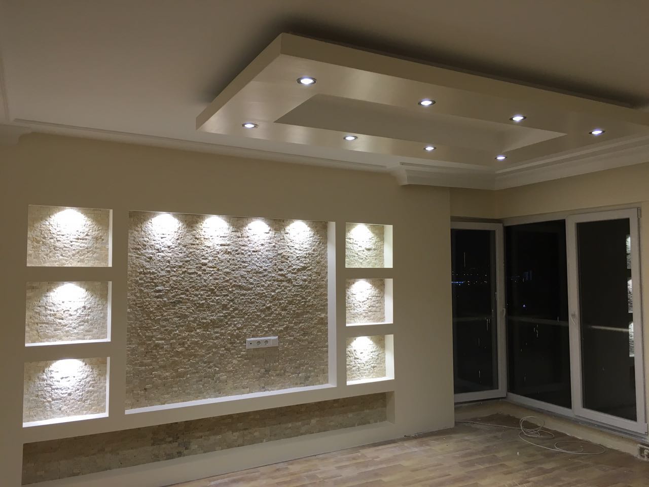 Malatyauzmandekor Salonunuza Şıklık Katın! Alçıpan ile Özel Tasarım TV Üniteleri Estetik, Modern ve Tamamen Size Özel! Evinizin en dikkat çeken alanını, alçıpan ile tasarlanmış şık ve fonksiyonel bir TV ünitesiyle baştan yaratıyoruz. Hayalinizdeki modern görünüm artık bir telefon kadar yakın!  ✅ Özel ölçü ve model tasarımı ✅ Spot ışık, niş ve raf detayları ✅ Estetik ve uzun ömürlü malzeme ✅ Uygun fiyat – profesyonel işçilik ✅ Hızlı teslimat, tertemiz uygulama